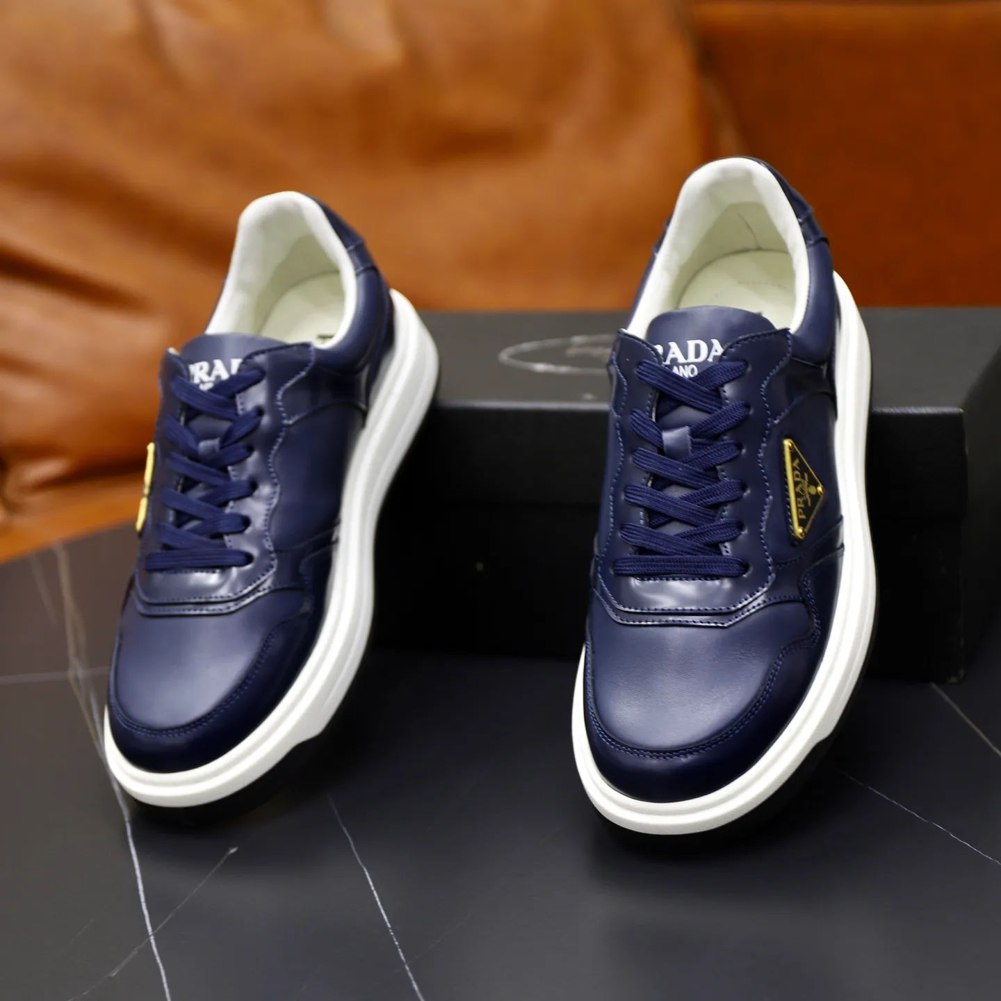 Factory price: 740💰Top original order Brand: PRADA (Prada) Standard code: Men's size 38/44 (45 can be customized) Grade: Same as the official website Material: Original cowhide stitching imported cowhide lining Original combination two-color wear-resistant soft outsole Style category: Leisure and sports version Young fashion European and American trend British style Color: Real picture color